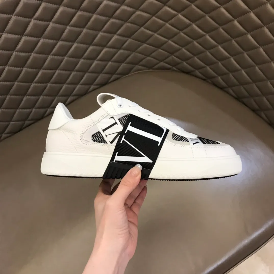 p440 "Valentin*" new spring and summer calfskin lace-up sneakers. No man should be able to refuse these shoes. The classic color scheme is so handsome! Purchase a high-precision replica of the original version to instantly sell off the market currency! 6 VLTN logo rubber effect straps - Valentino Garavani Logo printed on the back and tongue, all materials are customized to ensure quality! Size: 38-44